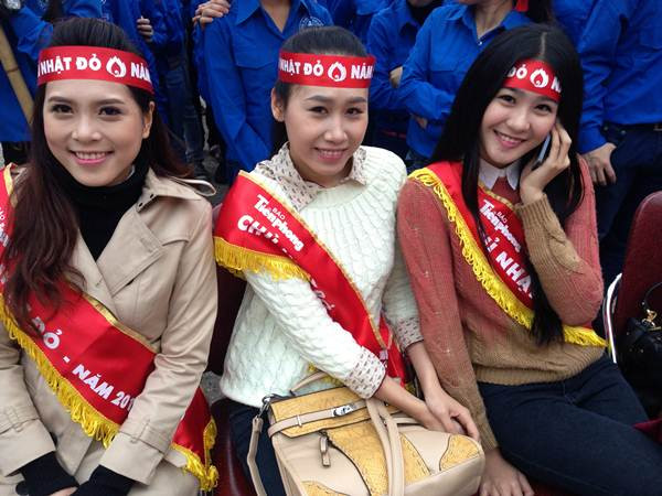 Các người đẹp tham gia Chủ Nhật Đỏ 2014 ảnh 1