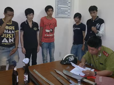 5 đối tượng trong nhóm của Hán bị cảnh sát 113 bắt, cùng số hung khí, tại cơ quan công an