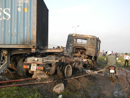 Phải mất rất nhiều thời gian, lực lượng chức năng mới đưa được hai container ra khỏi hiện trường, giải tỏa ách tắc