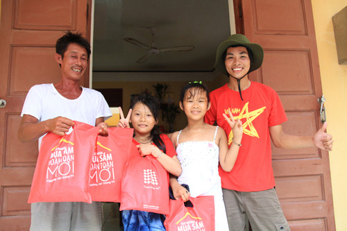 Phóng viên báo Tiền Phong trao quà cho đại diện các hộ dân có trẻ em trên đảo Song Tử Tây