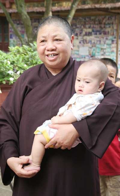 Dù ở tuổi 69,sư thầy Đàm Dược vẫn nhiệt tâm, nhiệt sức với hoạt động thiện nguyện