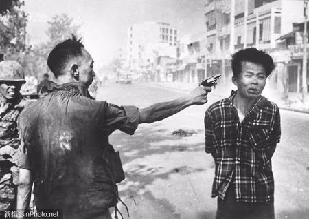 1968: Cảnh sát trưởng miền Nam Việt Nam, tướng Nguyễn Ngọc Loan bắn chết một lính Việt Minh ngay trên đường phố