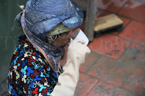 "Nhà nào tử tế thì còn mua nước tăng lực, nước đá cho uống, nhiều khi còn cho thêm tiền. Nhà nào họ không thương thì chỉ cho uống nước lọc, chậm trả tiền. Nhiều chủ nhà xấu tính còn chửi bới, miệt thị" - Chị Ngân nói. Ảnh: Trường Phong.