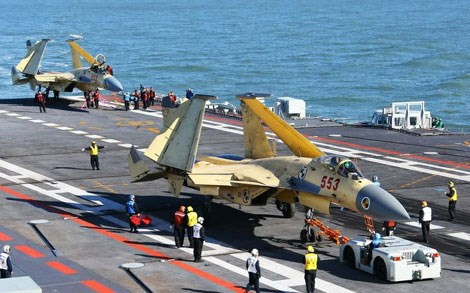  Tiêm kích hạm J-15 trên tàu sân bay Liêu Ninh