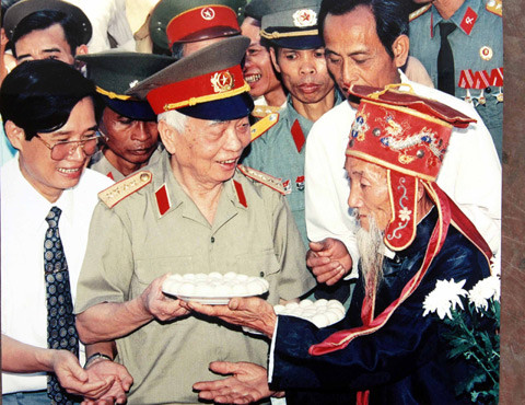 Một lão nông tặng Đại tướng đĩa bánh trôi tượng trưng cho lòng kính trọng của dân làng với người có công với đất nước nhân dịp Đại tướng thăm đình Hát Môn (Hà Tây cũ) năm 1995. 