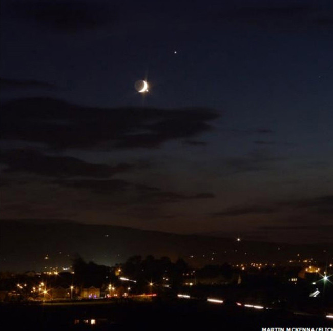 Những chòm sao, dải ngân hà và vầng trăng trong bầu trời đêm luôn có những bí ẩn khiến nhiều người đắm say. Ánh trăng trong trời đêm sẽ tròn và sáng biết bao nếu như không bị ánh sáng đèn đường nhân tạo 'lấn lướt'. Nhưng khi vầng trăng lưỡi liềm 'điểm' trên trời đêm thì ánh sáng nhân tạo trở thành lu mờ, lép vế. Thời khắc tuyệt vời cho những người 'mê' trăng sao. Với người mới bắt đầu thì vật thể dễ nhận ra nhất trên bầu trời đêm là Mặt Trăng. Nhưng năm nay Sao Mộc, Sao Thiên Vương và Sao Thổ lại gần trái đất hơn. Giải Thiên Hà Andromeda - thiên hà láng giềng lớn và gần nhất mà chúng ta có thể nhìn thấy bằng mắt thường, thì quả là một trải nghiệm quý'. Mắt thường của các nhà thiên văn có thể xác định chùm sao Orion bằng ba vì sao sáng nhất. Chùm sao này còn có Tinh vân ngựa, ở giữa, nhưng chỉ có thể nhìn được bằng kính viễn vọng. Chòm sao Orion nhìn cận. Còn được gọi là Hunter - Người đi săn: một chòm sao về mùa đông xuất hiện ở bán cầu Bắc và về mùa hè ở bán cầu Nam. Một vài người may mắn được ngắm Ánh sáng phương Bắc - một cảnh tượng tuyệt vời được Stewart Watt chụp tại Thurso, Scotland. Những chòm sao, dải ngân hà và vầng trăng trong bầu trời đêm luôn có những bí ẩn khiến nhiều người đắm say. Ánh trăng trong trời đêm sẽ tròn và sáng biết bao nếu như không bị ánh sáng đèn đường nhân tạo 'lấn lướt'. Nhưng khi vầng trăng lưỡi liềm 'điểm' trên trời đêm thì ánh sáng nhân tạo trở thành lu mờ, lép vế. Thời khắc tuyệt vời cho những người 'mê' trăng sao. Với người mới bắt đầu thì vật thể dễ nhận ra nhất trên bầu trời đêm là Mặt Trăng. Nhưng năm nay Sao Mộc, Sao Thiên Vương và Sao Thổ lại gần trái đất hơn. Giải Thiên Hà Andromeda - thiên hà láng giềng lớn và gần nhất mà chúng ta có thể nhìn thấy bằng mắt thường, thì quả là một trải nghiệm quý'. Mắt thường của các nhà thiên văn có thể xác định chùm sao Orion bằng ba vì sao sáng nhất. Chùm sao này còn có Tinh vân ngựa, ở giữa, nhưng chỉ có thể nhìn được bằng kính viễn vọng. Chòm sao Orion nhìn cận. Còn được gọi là Hunter - Người đi săn: một chòm sao về mùa đông xuất hiện ở bán cầu Bắc và về mùa hè ở bán cầu Nam. Một vài người may mắn được ngắm Ánh sáng phương Bắc - một cảnh tượng tuyệt vời được Stewart Watt chụp tại Thurso, Scotland.