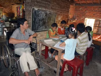 Thầy giáo Tư Trang bị tật nguyền vẫn dạy chữ cho học sinh nghèo