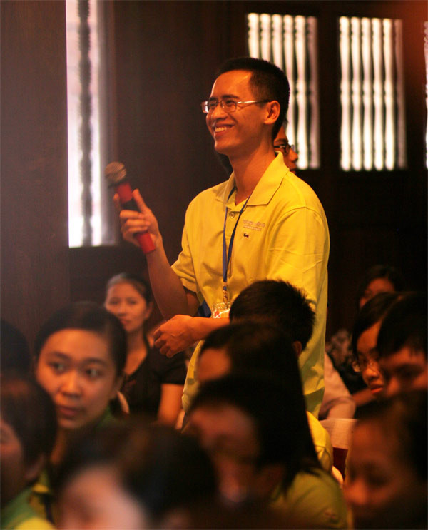 Thủ khoa ĐH FPT đặt câu hỏi cho Giáo sư Ngô Bảo Châu. Ảnh: Xuân Tùng Thủ khoa ĐH FPT đặt câu hỏi cho GS. Ngô Bảo Châu