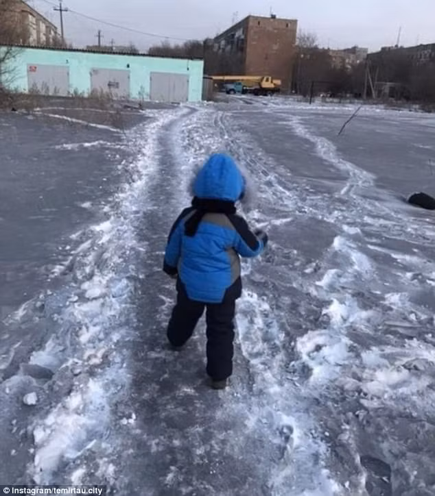 Lạ lùng hiện tượng tuyết đen như than ảnh 1