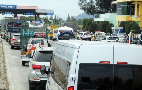 Hàng loạt trạm BOT bị tài xế phản đối quyết liệt ngày cuối tuần ảnh 1