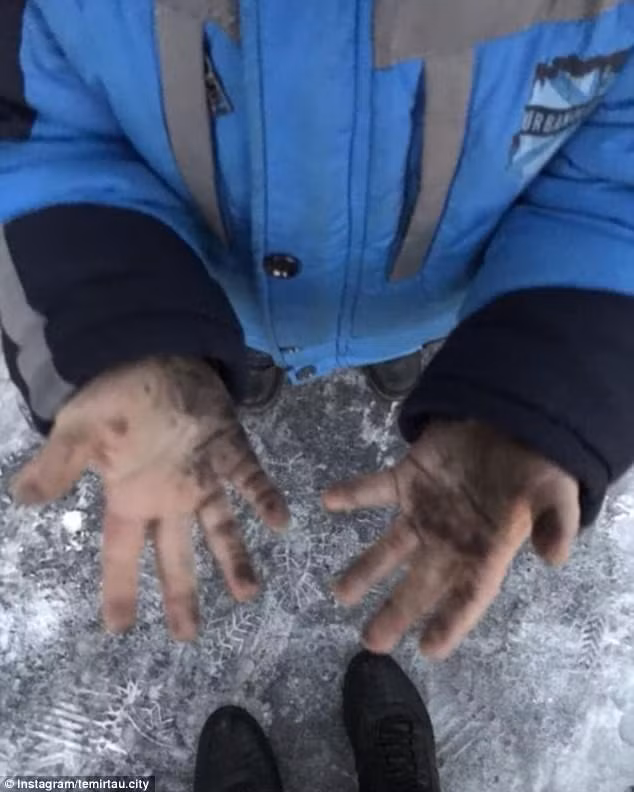 Lạ lùng hiện tượng tuyết đen như than ảnh 2