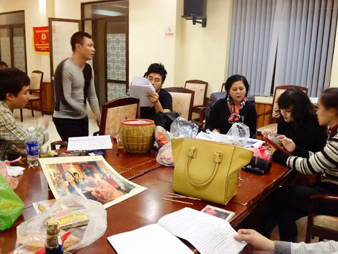 00h25' mà mới được nửa vở.... 00h25' mà mới được nửa vở...