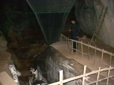 Toàn bộ phần khai quật ở hang Con Moong đã được bao bọc bằng ni lông và hàng rào tạm