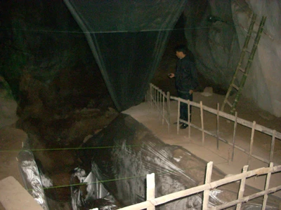 Toàn bộ phần khai quật ở hang Con Moong đã được bao bọc bằng ni lông và hàng rào tạm