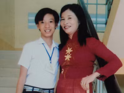 Trần Hoàng Minh và cô giáo Kim Thị Hường. Ảnh: Chu Thị Kim Dung