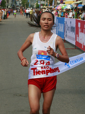 VĐV Phạm Thị Bình (Quảng Ngãi) - Giải Nhất nội dung 21km nữ bán marathon. VĐV Phạm Thị Bình (Quảng Ngãi) - Giải Nhất nội dung 21km nữ bán marathon