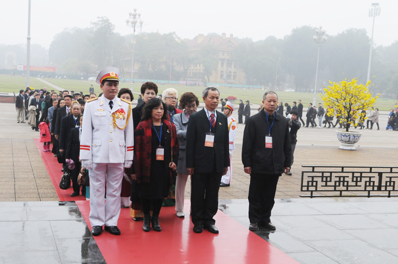 Các Kiều bào vào lăng viếng Chủ tịch Hồ Chí Minh. Ảnh: Tuấn Nguyễn. Các Kiều bào vào lăng viếng Chủ tịch Hồ Chí Minh. Ảnh: Tuấn Nguyễn