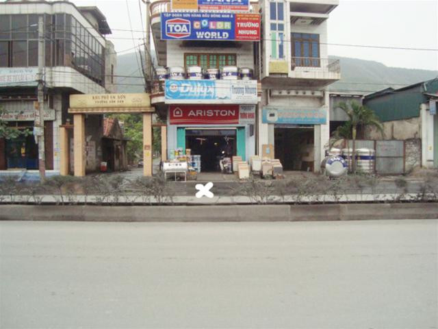 Đoạn đường xảy ra vụ bắn người rạng sáng 8-11-2008 (điểm dừng xe 14M-8456 có dấu X). Ảnh: PV