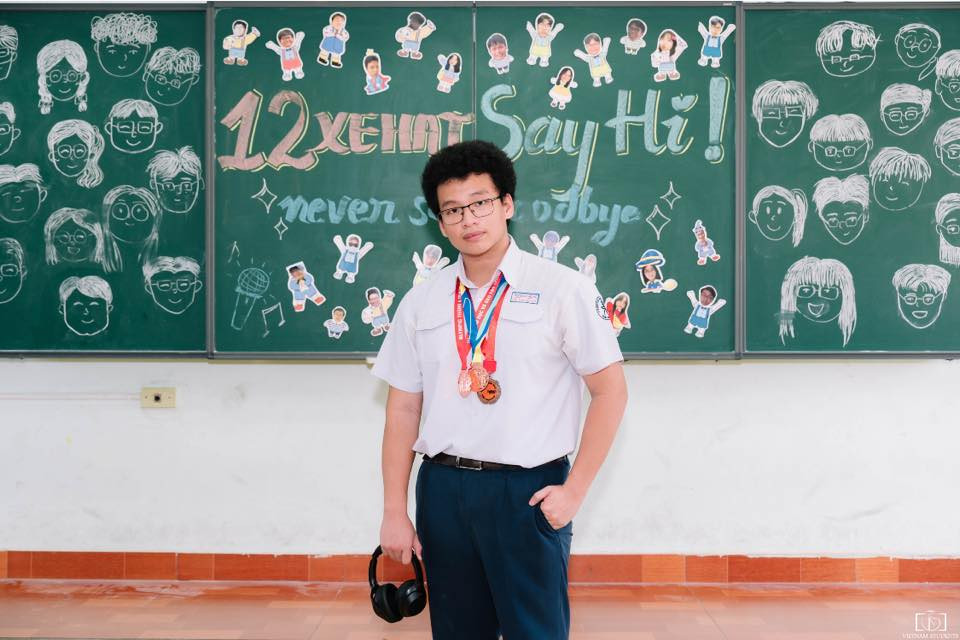 Không phụ sự kỳ vọng của thầy cô và gia đình, Hải Tuấn đã giành chương Đồng kỳ thi Olympic 30/4 năm 2024 môn Tin học. Ảnh: NVCC