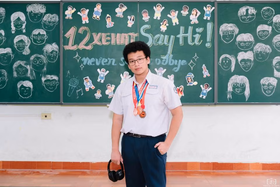 Không phụ sự kỳ vọng của thầy cô và gia đình, Hải Tuấn đã giành chương Đồng kỳ thi Olympic 30/4 năm 2024 môn Tin học. Ảnh: NVCC