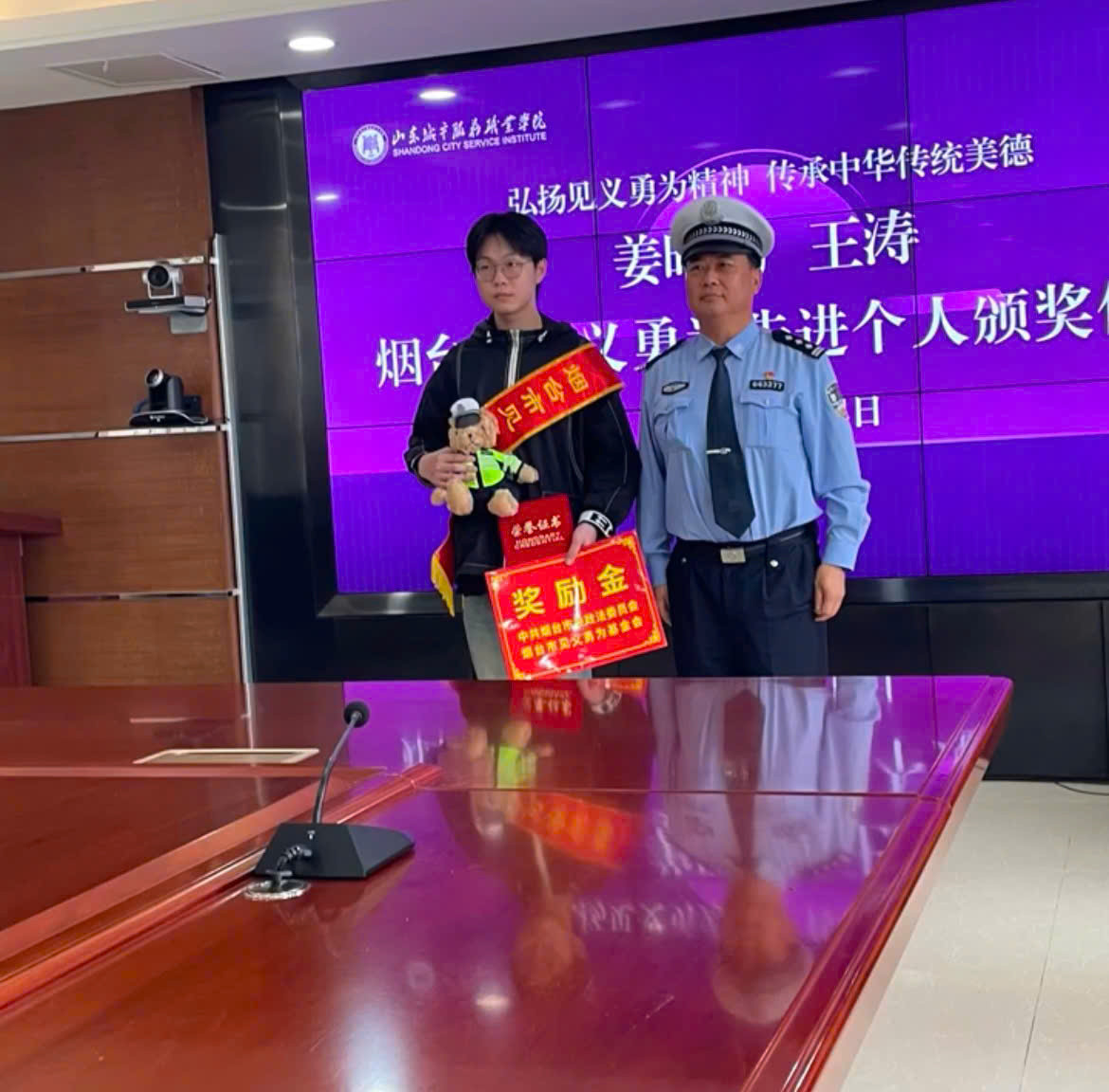 Chính quyền địa phương vinh danh nam sinh và tài xế. Nguồn: Xiaohongshu Chính quyền địa phương vinh danh nam sinh và tài xế. Nguồn: Xiaohongshu