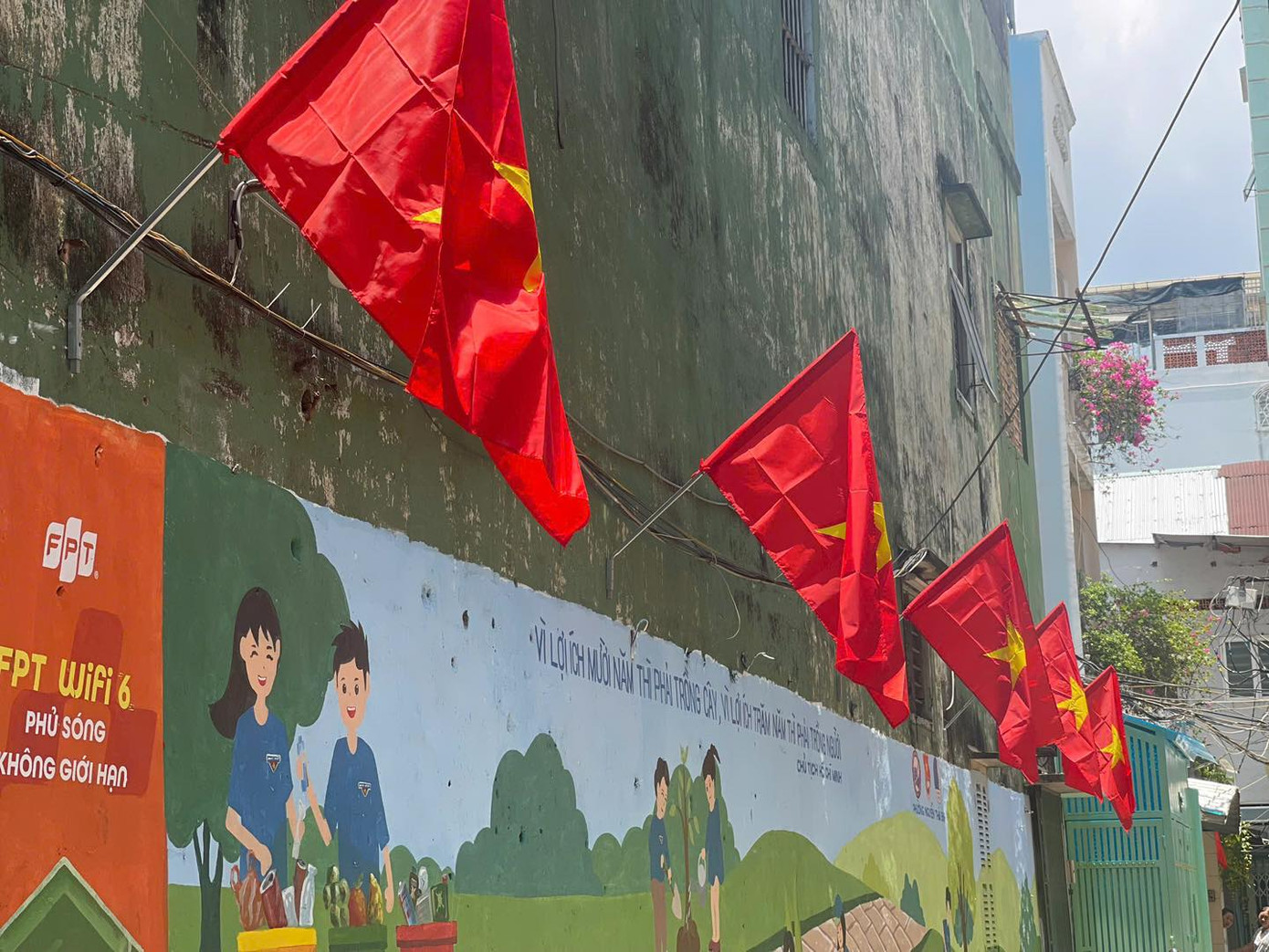 Góp sức trẻ cho thành phố xanh, sạch, đẹp. Ảnh: Thành Đoàn TP. Hồ Chí Minh