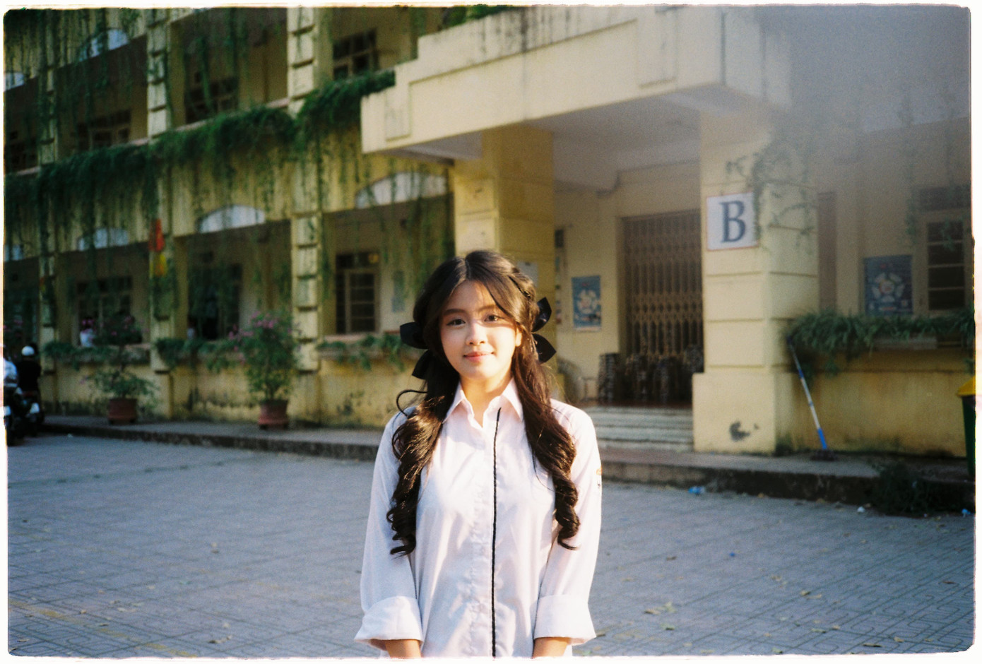 Chúc An vừa ôn bài vừa kết hợp giải đề qua mạng. Ảnh: NVCC