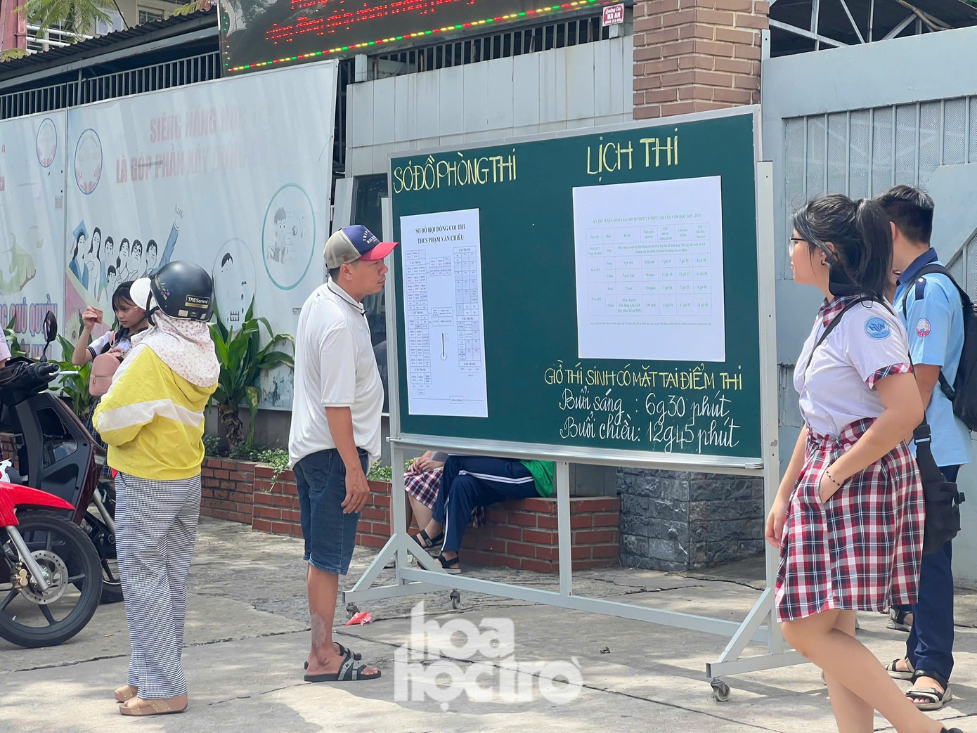 Ngay từ sáng sớm, thí sinh đã có mặt tại các điểm thi để làm thủ tục dự thi. Ảnh: Phương Anh Ngay từ sáng sớm, thí sinh đã có mặt tại các điểm thi để làm thủ tục dự thi. Ảnh: Phương Anh