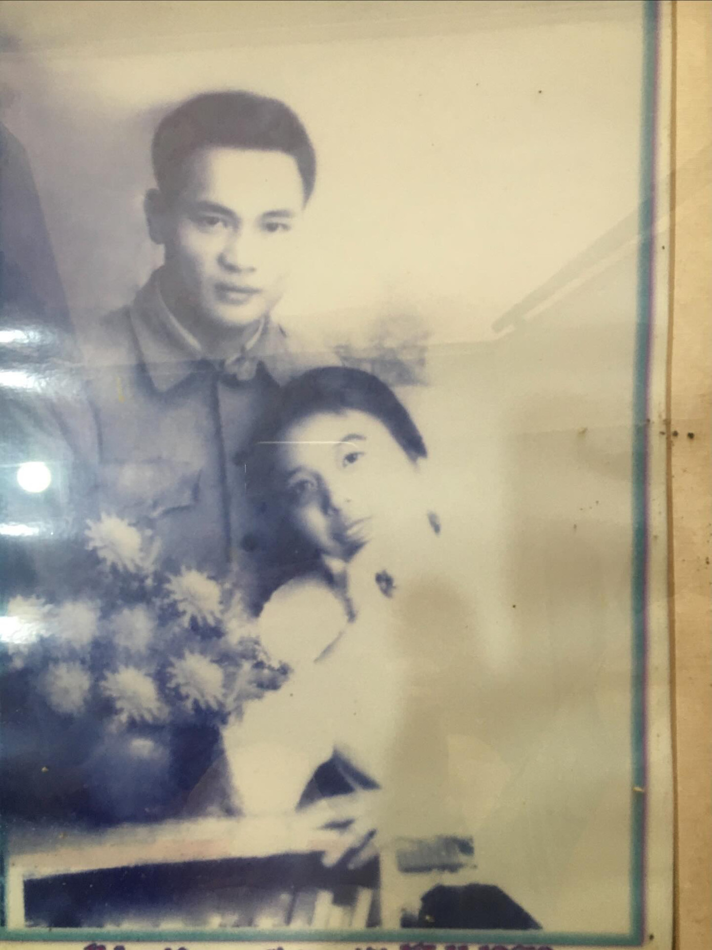 Ông bà Ngọc Lam thời trẻ qua tấm ảnh cưới. Nguồn: @bluehyhy