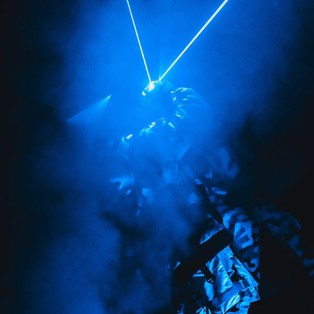 Với sự kết hợp hoàn hảo giữa truyền thống và công nghệ, giữa con người và ánh sáng, Matt Nguyen và Made in Vietnam đang dần định nghĩa lại khái niệm trình diễn đương đại. Ảnh: IG mattyzaddi