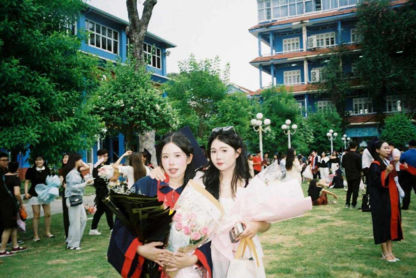 Anh Thư (phải) bày tỏ cảm giác chờ tráng film hồi hộp chẳng khác gì chờ điểm thi. Ảnh: NVCC