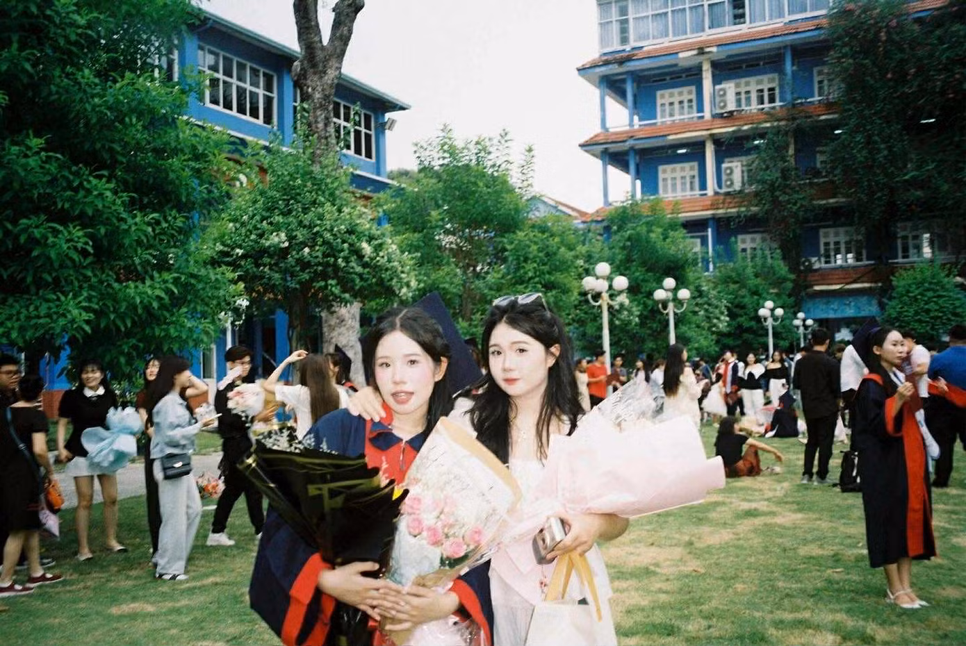 Anh Thư (phải) bày tỏ cảm giác chờ tráng film hồi hộp chẳng khác gì chờ điểm thi. Ảnh: NVCC