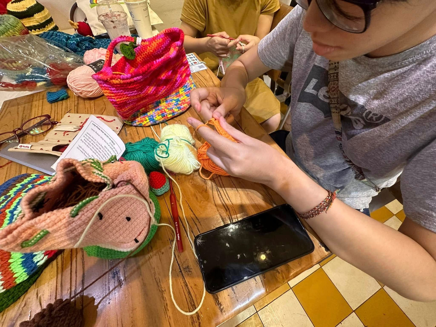 Giới trẻ thích thú với thú vui “móc len”. Giới trẻ thích thú với thú vui “móc len”.