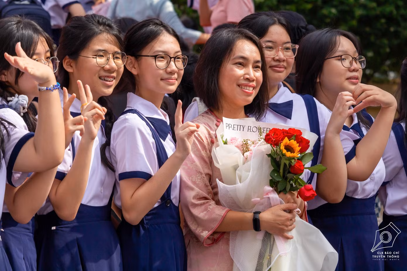 Teen tranh thủ chụp ảnh kỉ niệm cùng gia đình, "người lái đò" và bạn bè. Ảnh: CLB Báo chí - Truyền thông THPT chuyên Trần Đại Nghĩa.