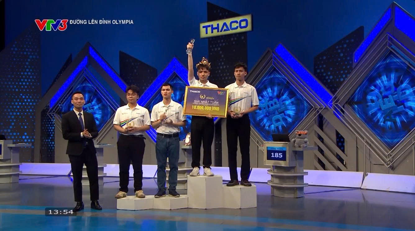 Người bước lên bục vinh quang tuần này là Hoàng Công Nguyên, nam sinh đến từ trường THPT chuyên Thái Bình.