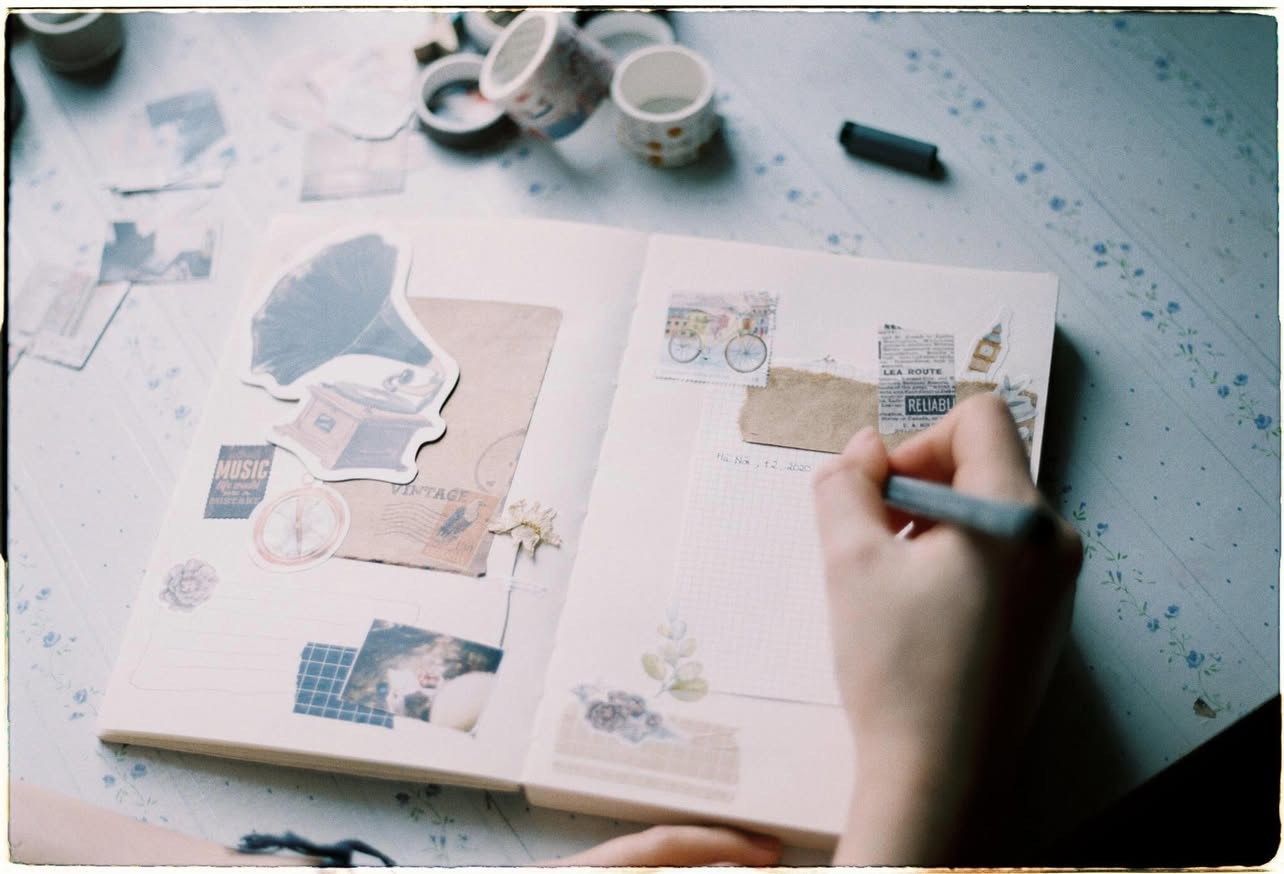 Những cuốn sổ tay được trang trí thủ công. Những cuốn sổ tay được trang trí thủ công.