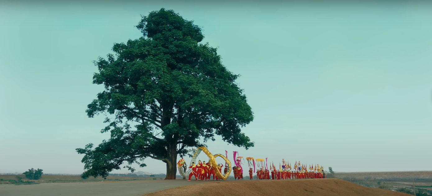 Hình ảnh cây cô đơn xuất hiện ấn tượng ở mở đầu MV của Hòa Minzy.