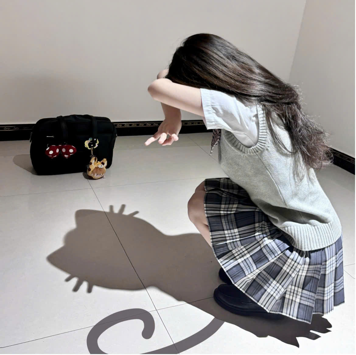 Bức ảnh &quot;bóng mèo&quot; đầu tiên được đăng tải bởi tài khoản &quot;Juan Juan Gu&quot;. Ảnh: Douyin