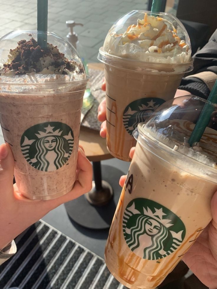 Việc lựa chọn ly trà sữa đắt đỏ không phải lãng phí mà là sự thay đổi trong cách tiếp cận giá trị của người trẻ. Ảnh: Eri Việc lựa chọn ly trà sữa đắt đỏ không phải lãng phí mà là sự thay đổi trong cách tiếp cận giá trị của người trẻ. Ảnh: Eri