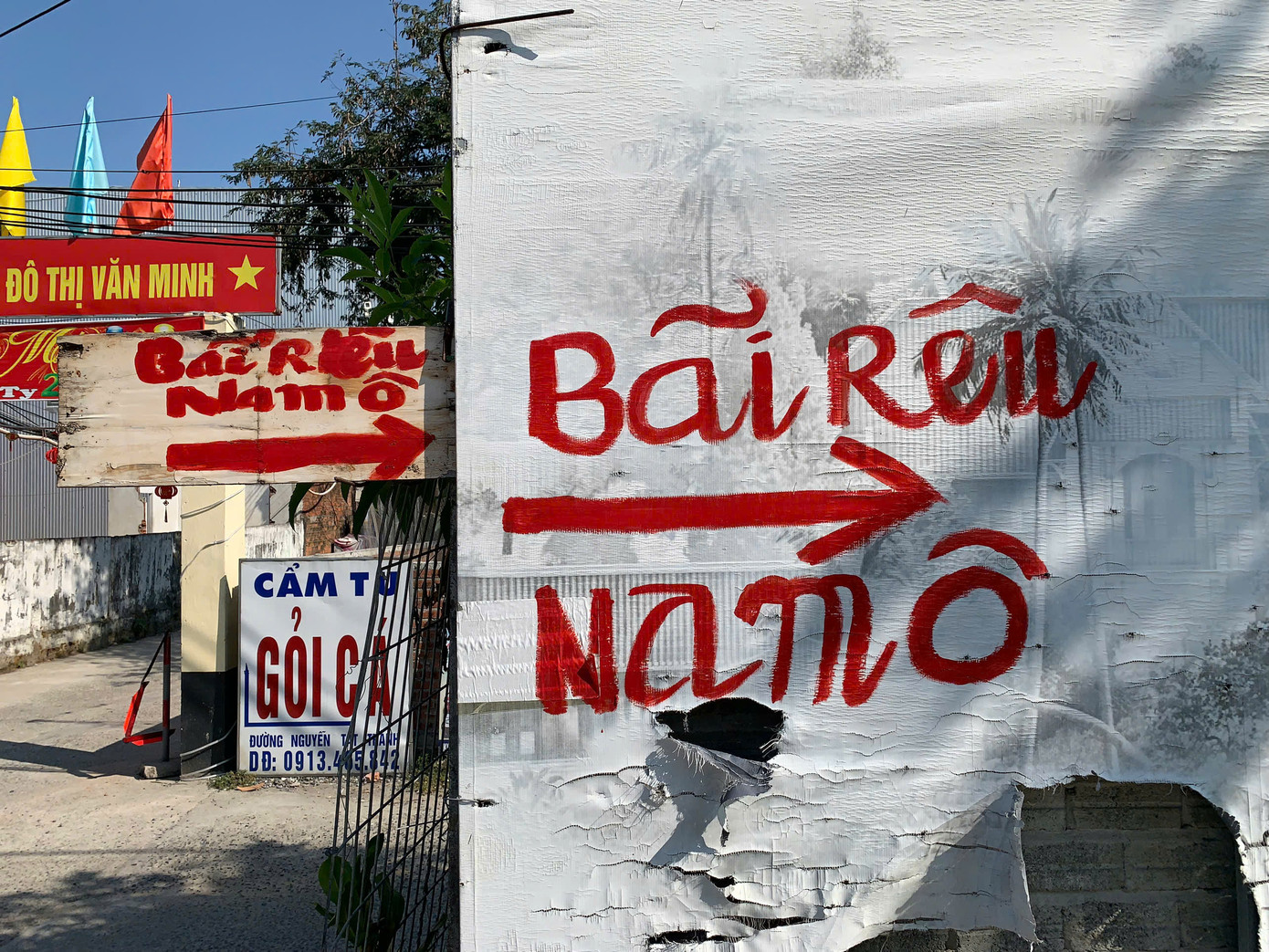 Bảng dẫn đường đến bãi rêu do người dân địa phương vẽ. Ảnh: Văn Thuận