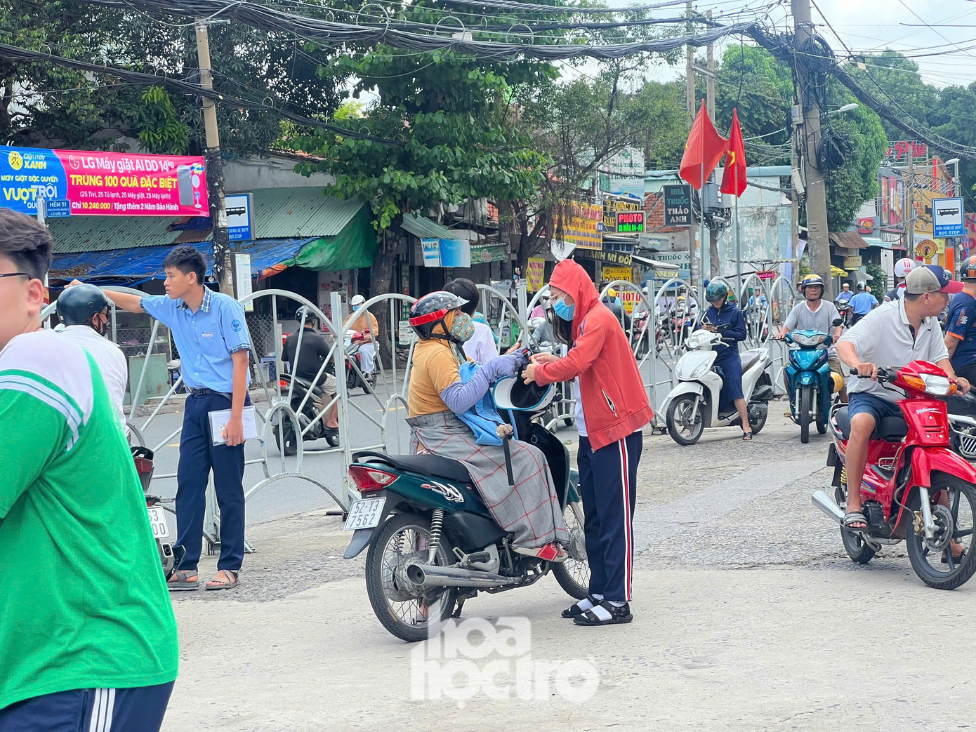 Nhiều phụ huynh cũng hồi hộp không kém các bạn teen 2K10. Ảnh: Phương Anh Nhiều phụ huynh cũng hồi hộp không kém các bạn teen 2K10. Ảnh: Phương Anh