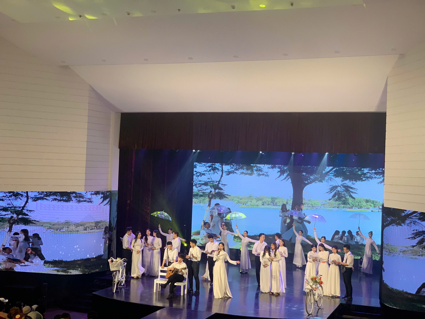 Màn trình diễn múa sen công phu mãn nhãn du khách. Ảnh: Văn Thuận