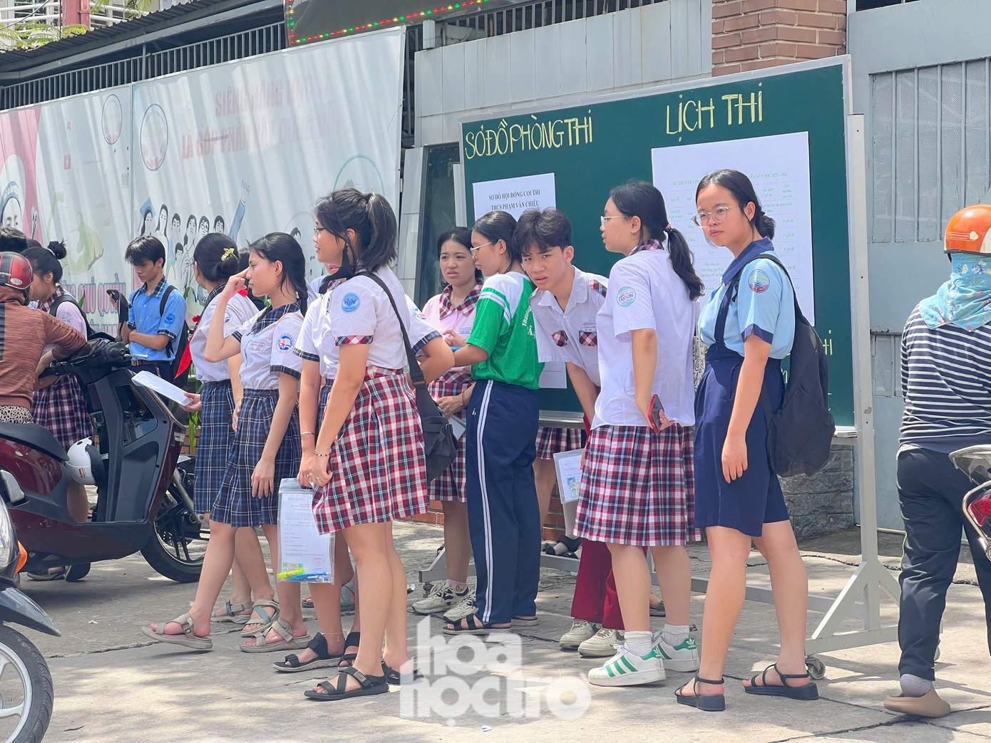 Thí sinh ra về sau khi nghe quy chế, làm thủ tục dự thi vào lớp 10. Ảnh: Phương Anh Thí sinh ra về sau khi nghe quy chế, làm thủ tục dự thi vào lớp 10. Ảnh: Phương Anh