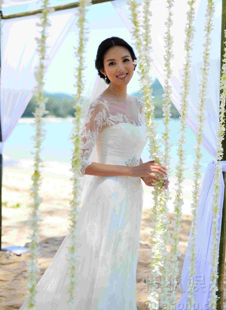 Những khoảnh khắc rạng ngời của Hoa hậu 29 tuổi trong ngày cưới