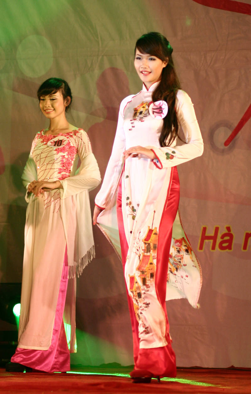 Thu Nga trong phần trình diễn áo dài