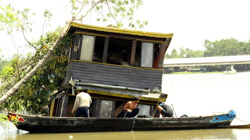 Thợ lặn được tăng cường để trục vớt tàu. Ảnh: Tuổi Trẻ. Thợ lặn được tăng cường để trục vớt tàu. Ảnh: Tuổi Trẻ