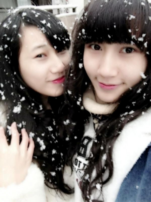 Mai Nhi và Linh Nhi này sinh ra và lớn lên tại Hà Nội, là cựu thành viên trường THPT Chu Văn An (Hà Nội)