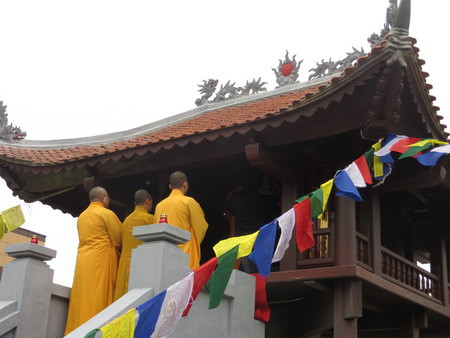 Các nhà sư làm lễ cho Chùa