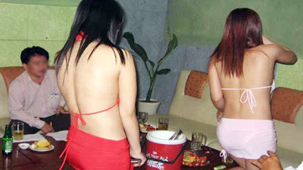 Một số quán có nữ tiếp viên mặc áo 2 dây, không nội y... phục vụ khách nam. Một số quán có nữ tiếp viên mặc áo 2 dây, không nội y... phục vụ khách nam