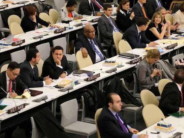 Đại sứ Lê Hoài Trung dẫn đầu đoàn Việt Nam tham gia phiên họp. (Ảnh: Lê Dương-Quang Tuyến/Vietnam+). Đại sứ Lê Hoài Trung dẫn đầu đoàn Việt Nam tham gia phiên họp. (Ảnh: Lê Dương-Quang Tuyến/Vietnam+)